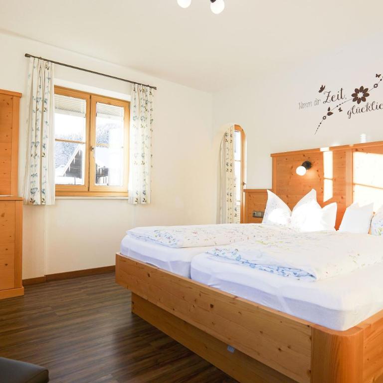 Schneider-Hof inkl. Chiemgaukarte - Doppelzimmer mit Balkon - 2