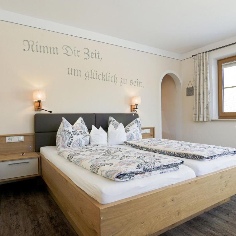 Schneider-Hof inkl. Chiemgaukarte - Dreibettzimmer mit Balkon - 1