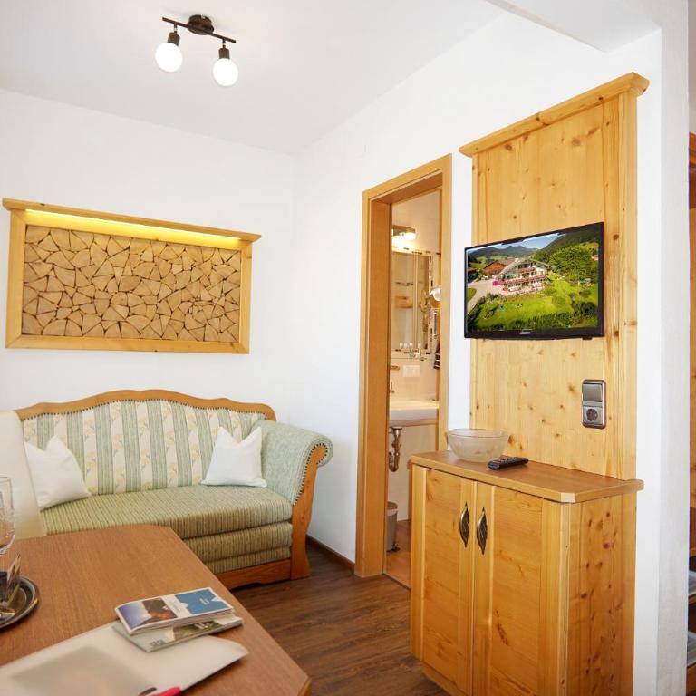 Schneider-Hof inkl. Chiemgaukarte - Doppelzimmer mit eigenem Bad - 2