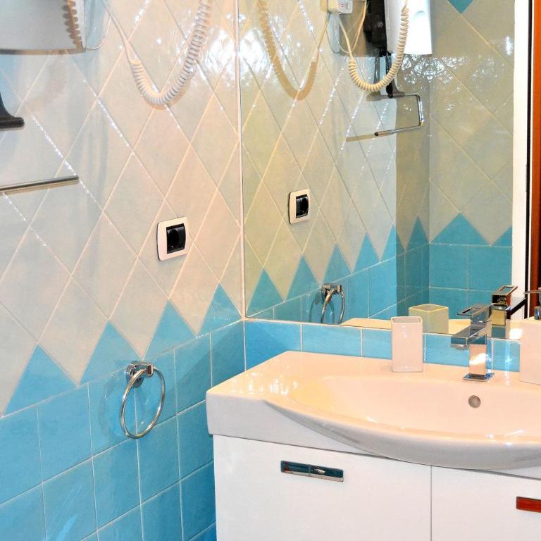 Chez Moi B&B - Double or Twin Room with Private External Bathroom - 10