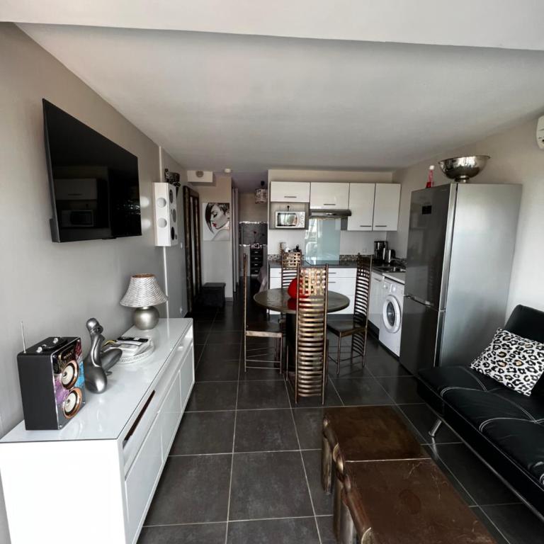 Cap d’Agde, Village naturiste, port nature 5, coursive - One-Bedroom Apartment - 5