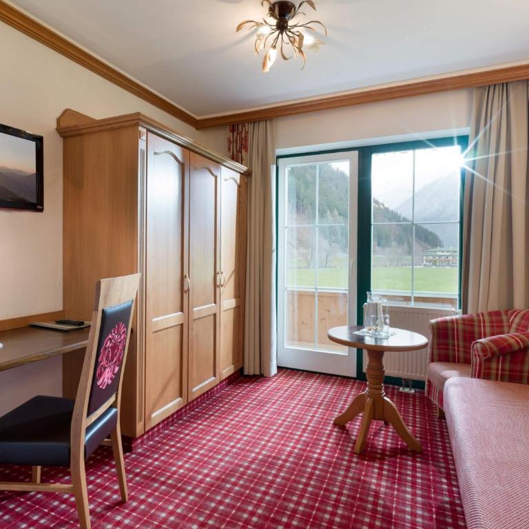 Ferienhof Oblasser - Doppelzimmer mit Gartenblick - 18