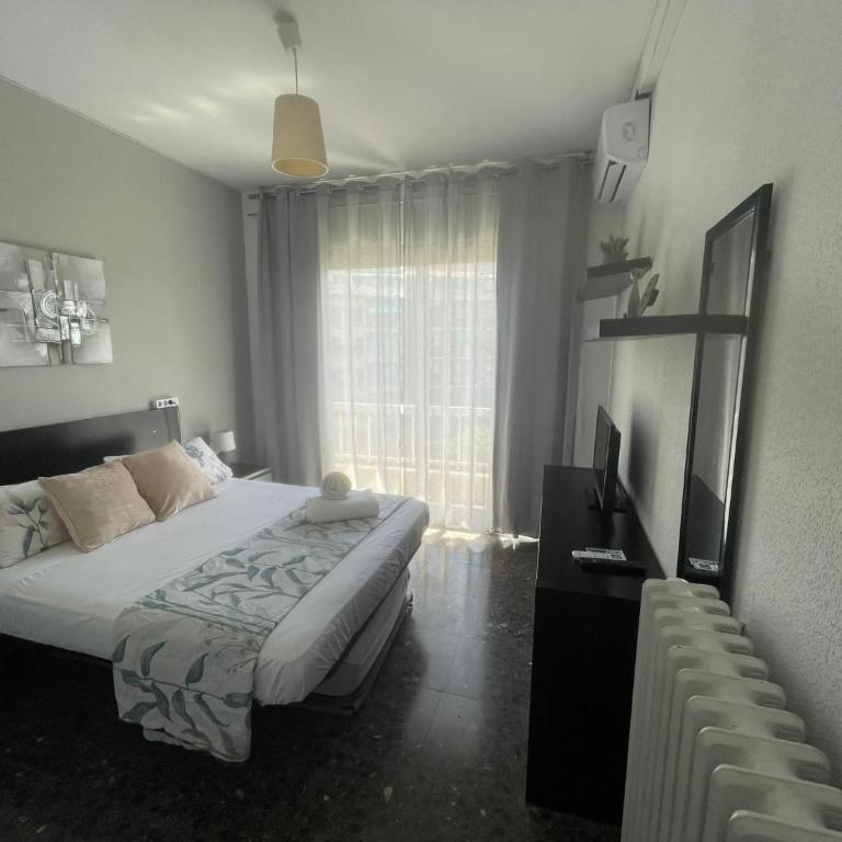 Family-Friendly Home in Central Barcelona 4BDR - Apartment - 11
