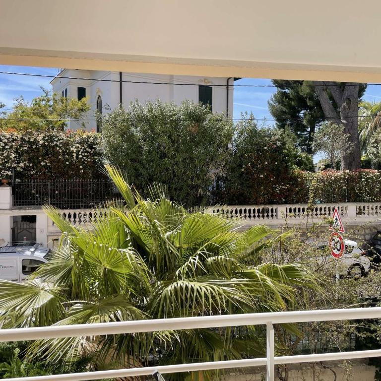 Appartement 2P à Juan les Pins : emplacement idéal, parking, terrasses, proche plage et commerces - FR-1-252-188 - Appartement - 3