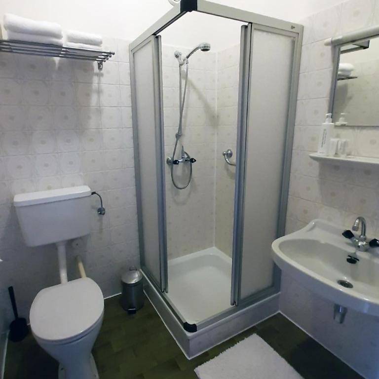 Pension Leano - Dreibettzimmer mit Balkon - 8