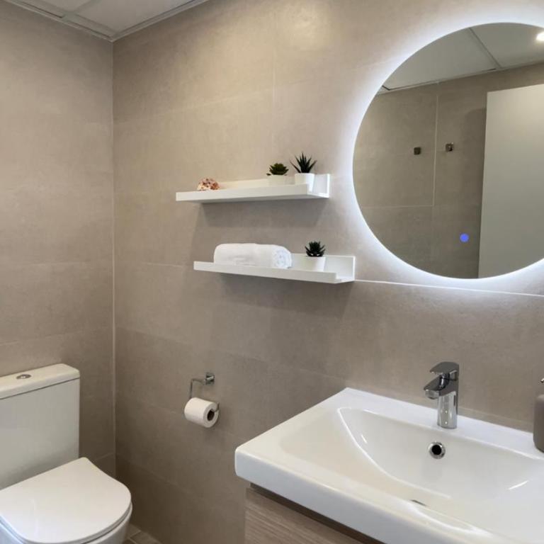NUEVO, primera linea de playa, con piscina y vistas al mar - Two-Bedroom Apartment - 22