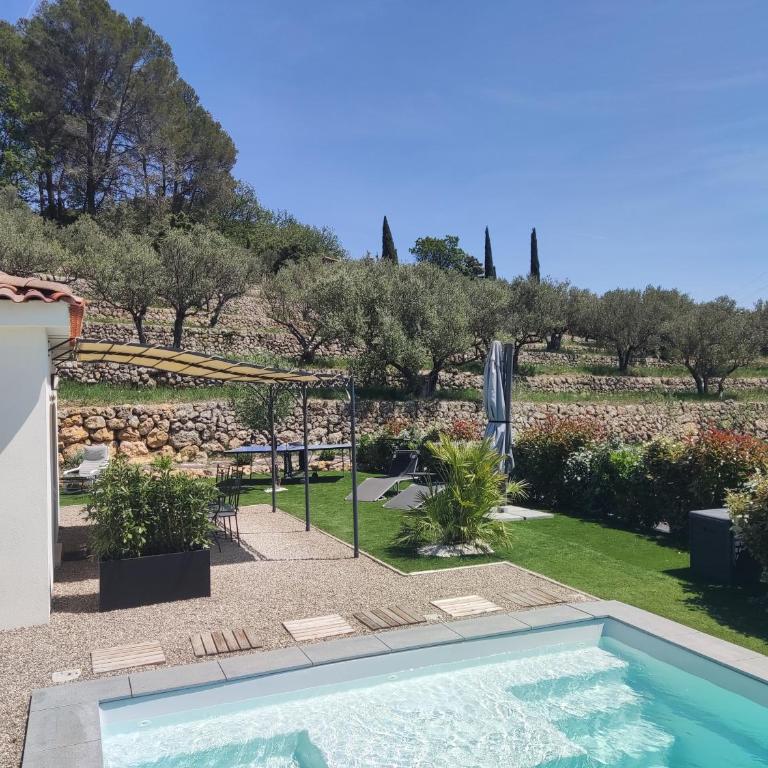 Villa Maya Blanca entre côte d́́́ Azur et gorges du Verdon et recharge voiture électrique - Studio - Vue sur Piscine - 2
