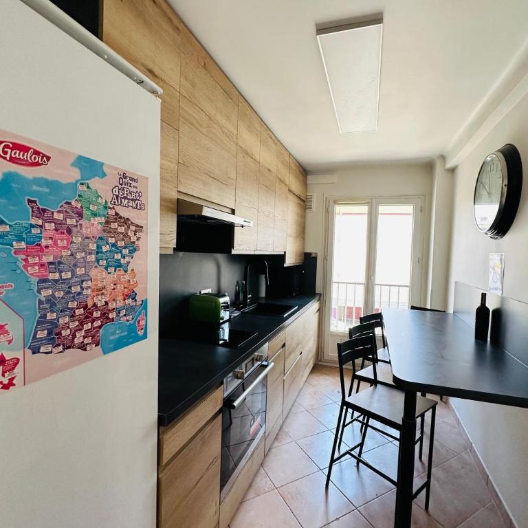 The NICE - 3 rooms, 3air cond, 3TV, 3fans, 2 wc, WIfi everywhere 5min aeroport, train, beach, 1min tram, 15 min centre, port, parking possible - Appartement 2 Chambres - 22