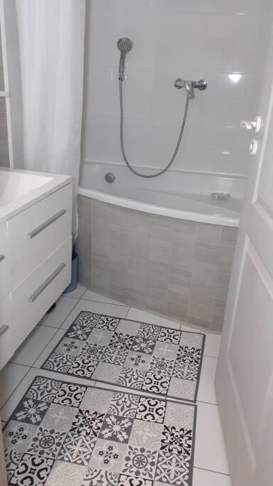 Spacieux T4 Nîmes plein centre la Coupole - Three-Bedroom Apartment - 12