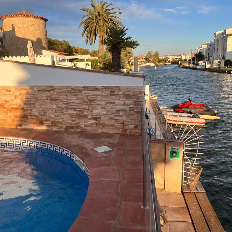 Villa Empuriabrava on main canal with 13 m private mooring, private pool, air con in all rooms, non-smoking - Villa de 3 dormitorios - 12