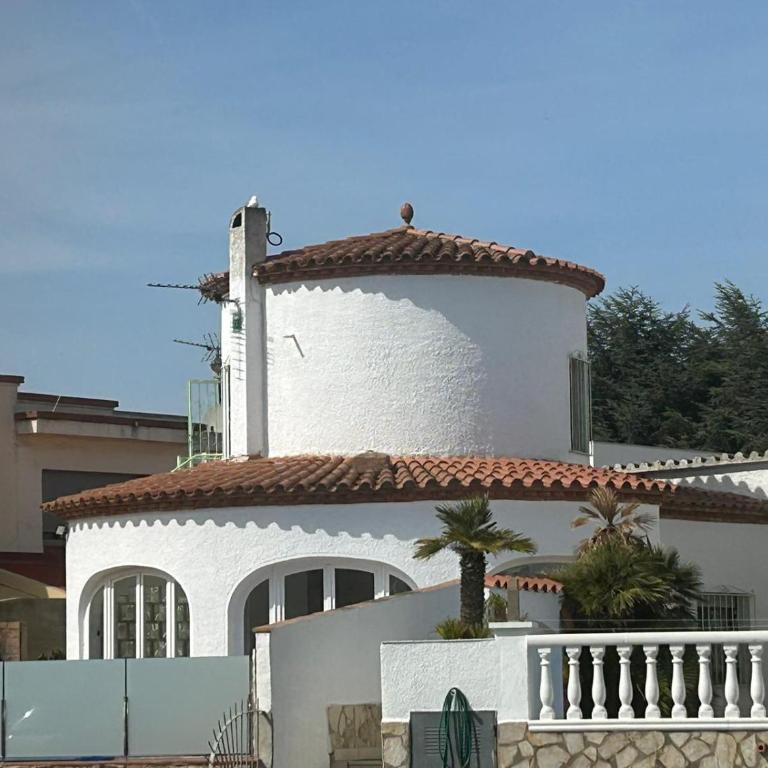 Villa Empuriabrava on main canal with 13 m private mooring, private pool, air con in all rooms, non-smoking - Villa de 3 dormitorios - 16