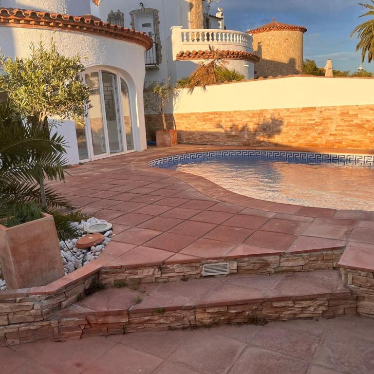 Villa Empuriabrava on main canal with 13 m private mooring, private pool, air con in all rooms, non-smoking - Villa de 3 dormitorios - 22