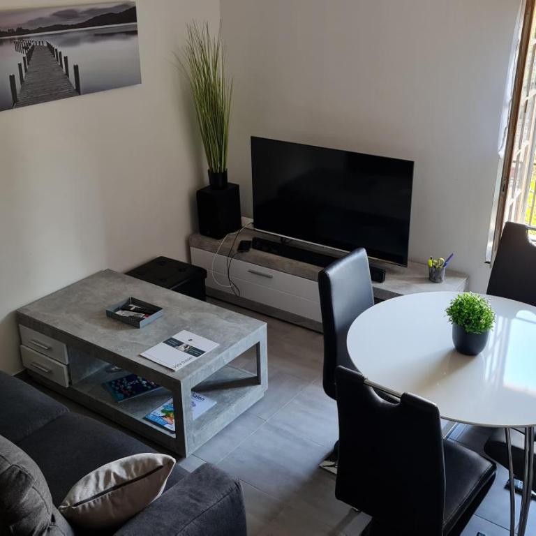 Le Cocon de la République T3 Mezzanine Belle vue plein Sud sans vis à vis dans une petite Résidence très calme Agde Centre - Appartement 2 Chambres - 17