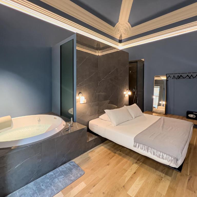 FilHome 44 - Deluxe King Room - 12