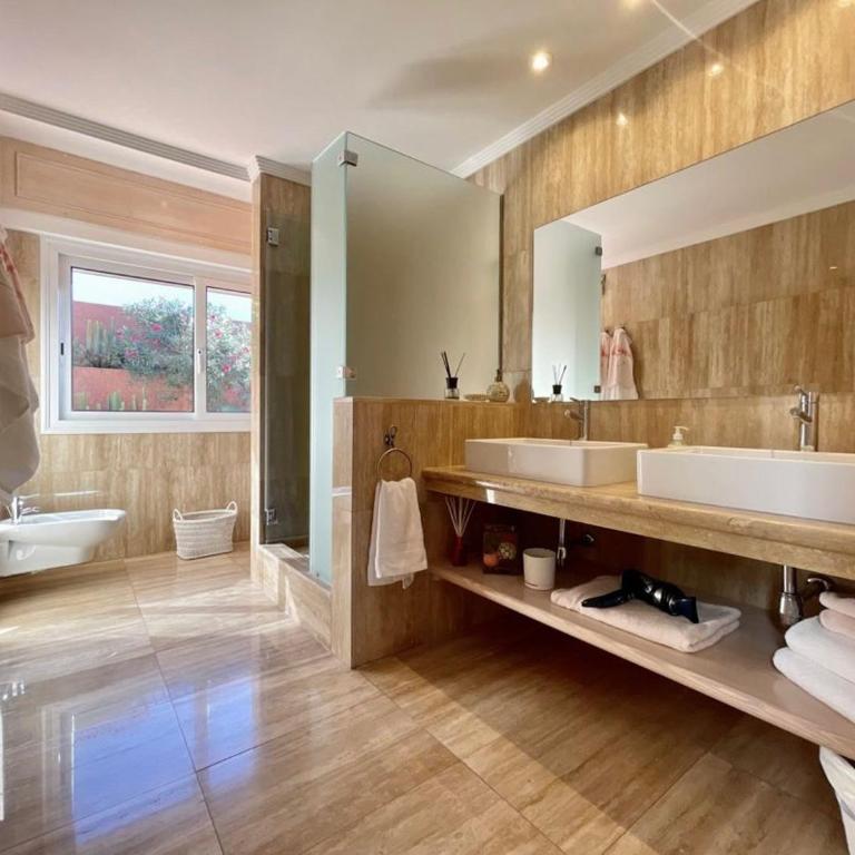 Villa Amorio a spacious modern getaway with a private heated pool & Sea Views - Villa - 22