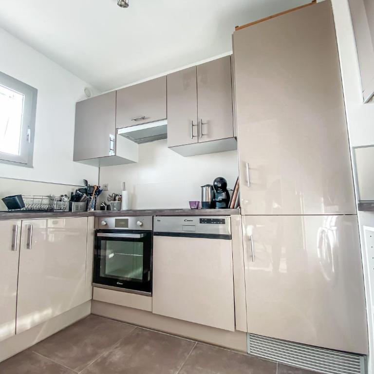 L'Odyssée provençale, un duplex de charme de 2 chambres au pied du village médiéval de Bormes-les-Mimosas, offrant des prestations haut de gamme et une superbe vue sur le Massif des Maures - Appartement 2 Chambres - 11