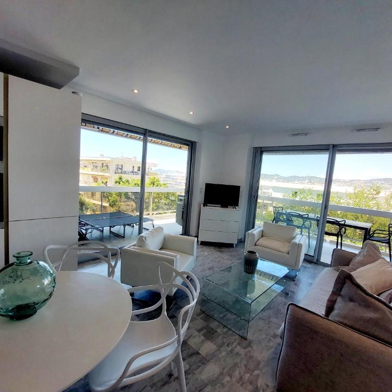 Superbe appartement climatisé proche plages, grande terrasse et parking privé - Two-Bedroom Apartment - 2