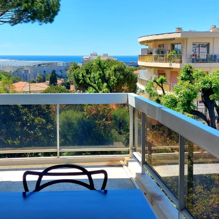Superbe appartement climatisé proche plages, grande terrasse et parking privé - Two-Bedroom Apartment - 1