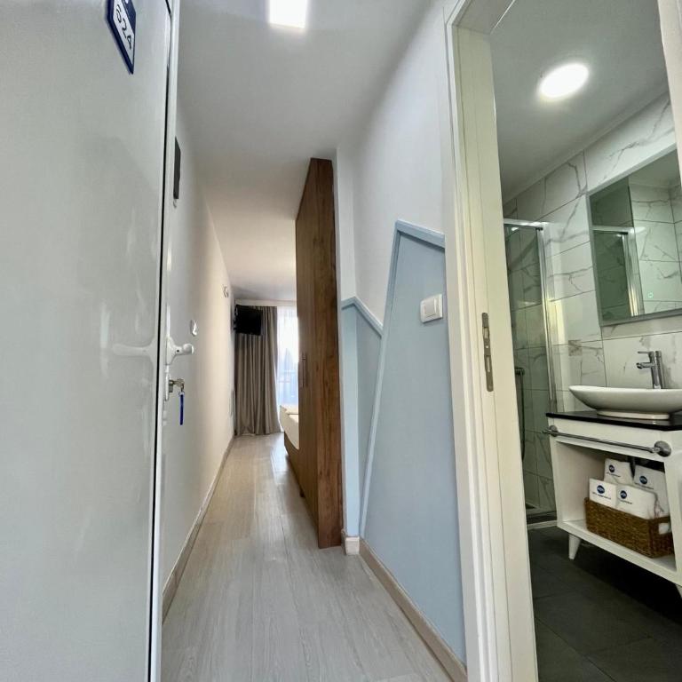 Hotel Villa Garden Ulcinj-Ulqin - Dvokrevetna Soba sa Bračnim Krevetom (Queen-size) i Balkonom - 12