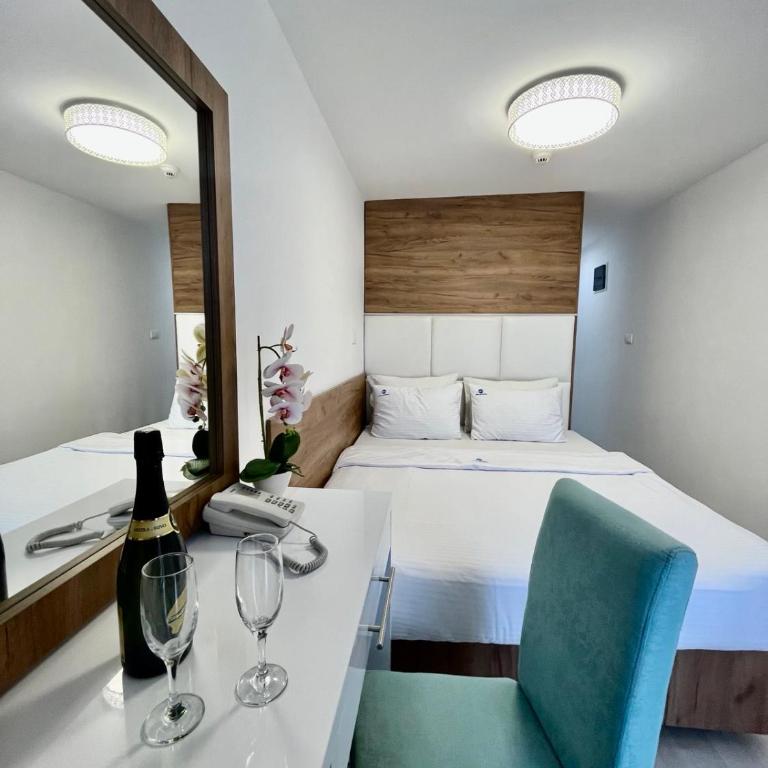 Hotel Villa Garden Ulcinj-Ulqin - Dvokrevetna Soba sa Bračnim Krevetom (Queen-size) i Balkonom - 1