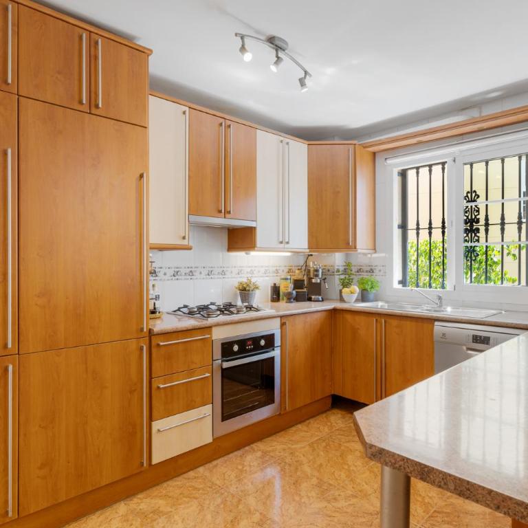 Beautiful duplex apartment in Fuengirola - Three-Bedroom Apartment - 14