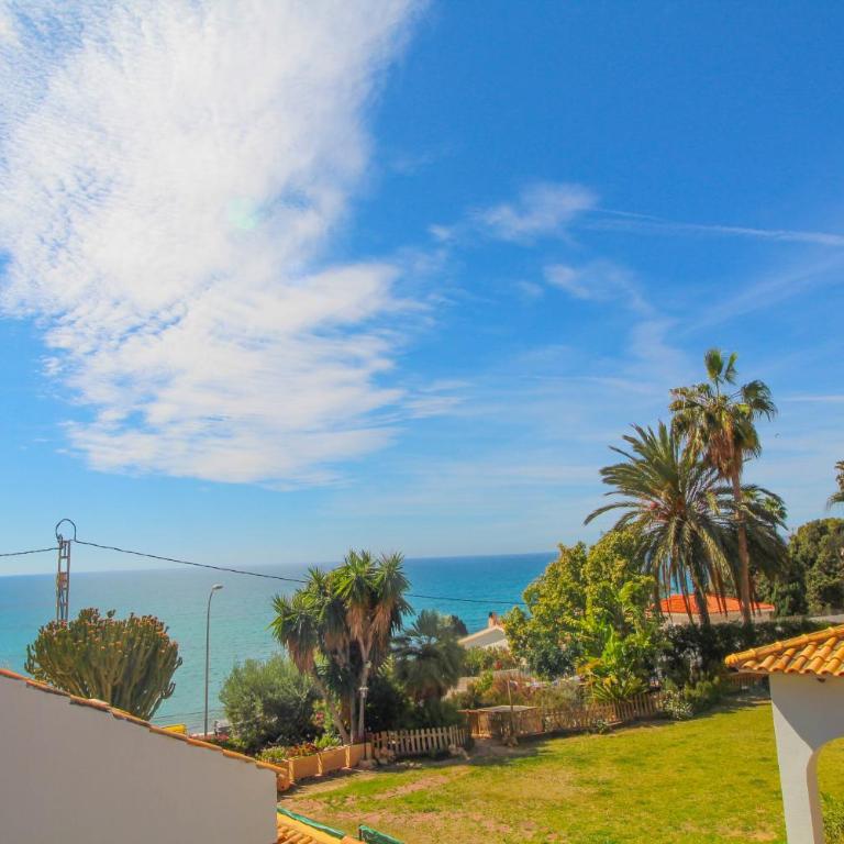 Great villa, Sea views, 20 secs walk to the beach, BBQ, 9 people, 5 mins car from Alicante city center, sailing club 3 mins walk - Three-Bedroom Villa - 31