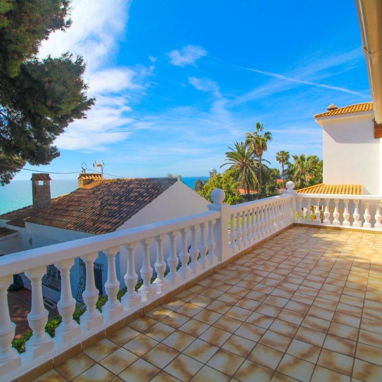 Great villa, Sea views, 20 secs walk to the beach, BBQ, 9 people, 5 mins car from Alicante city center, sailing club 3 mins walk - Three-Bedroom Villa - 29