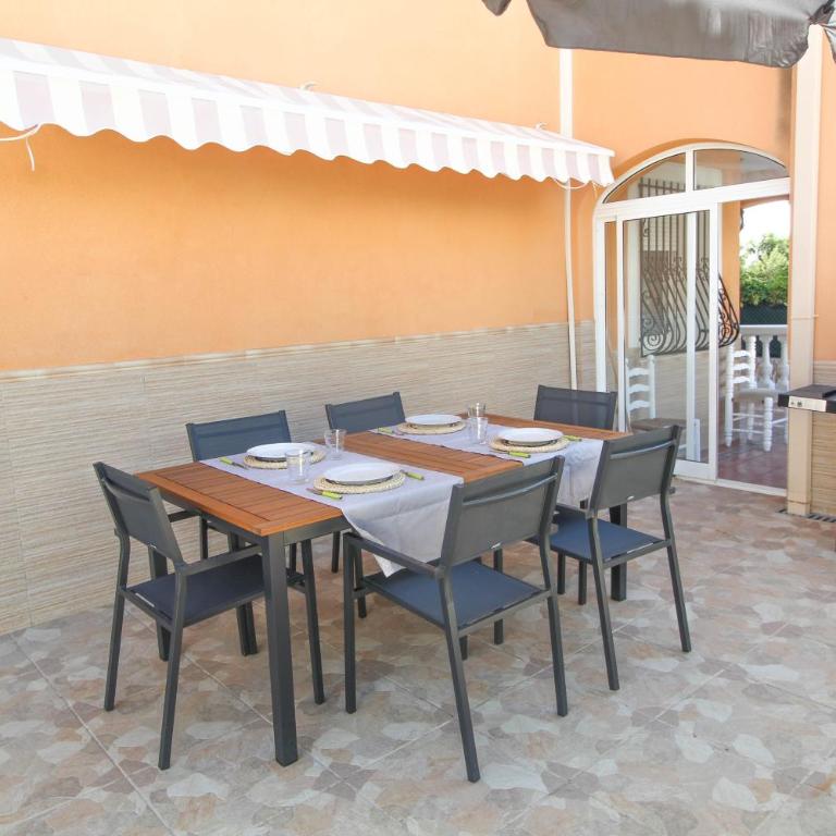 Great villa, Sea views, 20 secs walk to the beach, BBQ, 9 people, 5 mins car from Alicante city center, sailing club 3 mins walk - Three-Bedroom Villa - 4