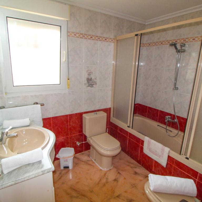 Great villa, Sea views, 20 secs walk to the beach, BBQ, 9 people, 5 mins car from Alicante city center, sailing club 3 mins walk - Three-Bedroom Villa - 36