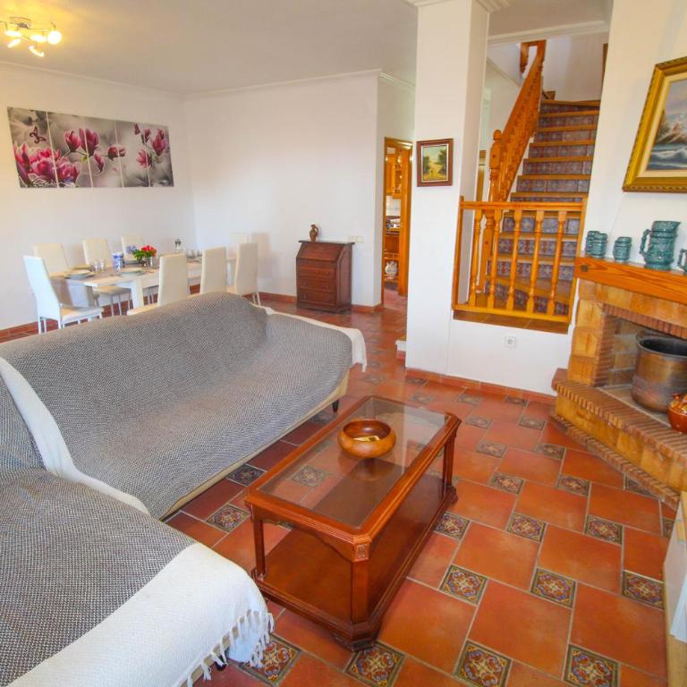 Great villa, Sea views, 20 secs walk to the beach, BBQ, 9 people, 5 mins car from Alicante city center, sailing club 3 mins walk - Three-Bedroom Villa - 35