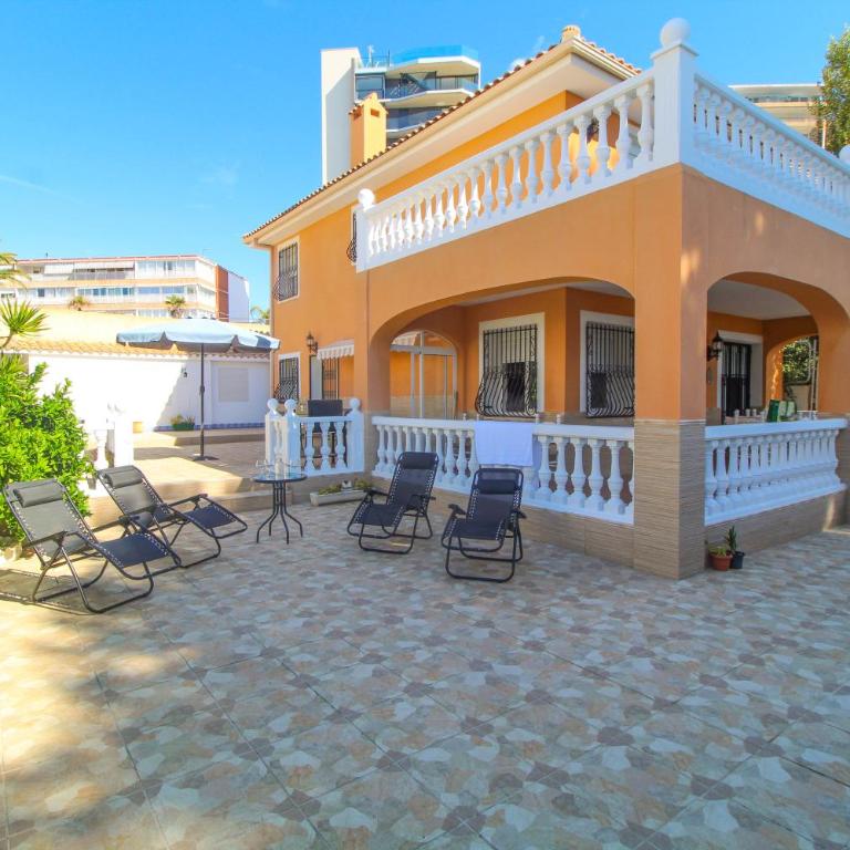 Great villa, Sea views, 20 secs walk to the beach, BBQ, 9 people, 5 mins car from Alicante city center, sailing club 3 mins walk - Three-Bedroom Villa - 5