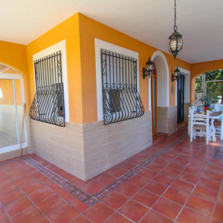 Great villa, Sea views, 20 secs walk to the beach, BBQ, 9 people, 5 mins car from Alicante city center, sailing club 3 mins walk - Three-Bedroom Villa - 42