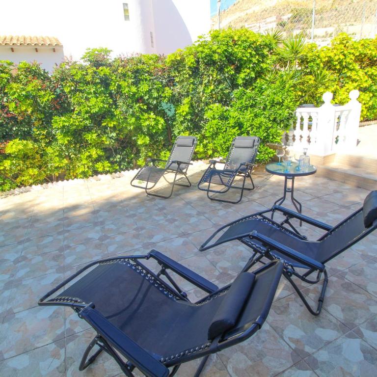 Great villa, Sea views, 20 secs walk to the beach, BBQ, 9 people, 5 mins car from Alicante city center, sailing club 3 mins walk - Three-Bedroom Villa - 7