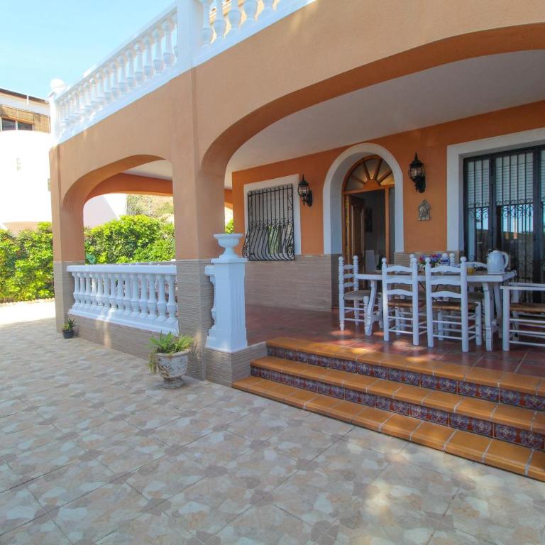 Great villa, Sea views, 20 secs walk to the beach, BBQ, 9 people, 5 mins car from Alicante city center, sailing club 3 mins walk - Three-Bedroom Villa - 40