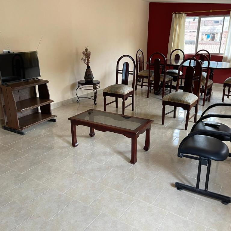 Departamento en el centro de la ciudad de Baños con netflix, wifi, garage gratuito y una excelente vista - Two-Bedroom Apartment - 6