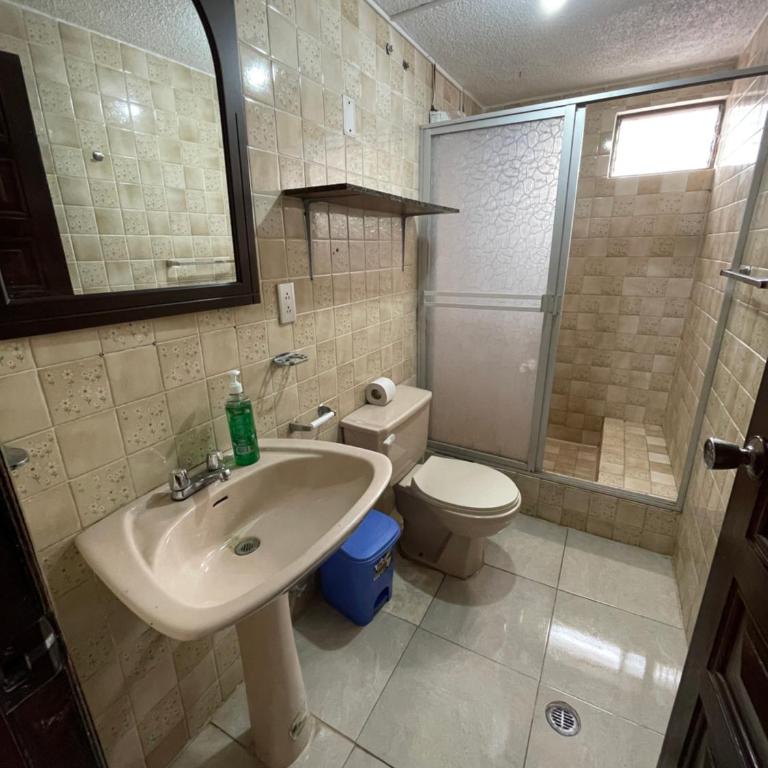 Departamento en el centro de la ciudad de Baños con netflix, wifi, garage gratuito y una excelente vista - Two-Bedroom Apartment - 5