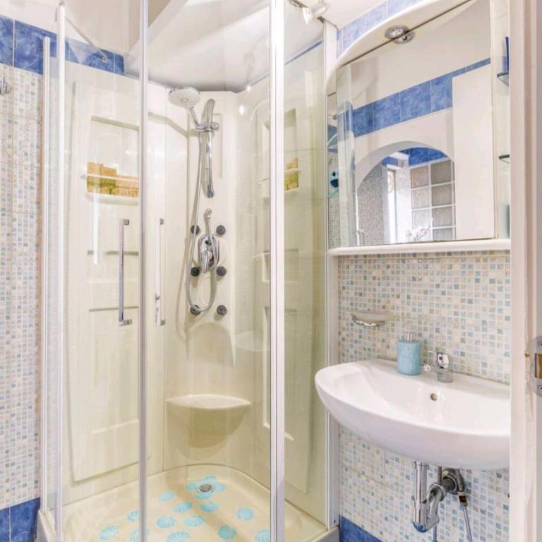 Relax a 4 salti dai navigli - Double Room with Private Bathroom - 9