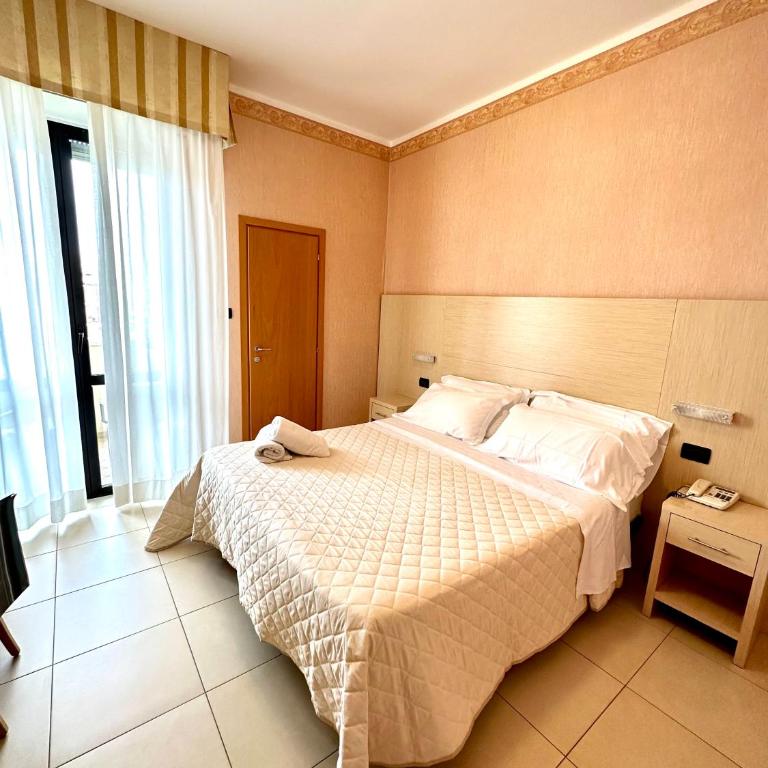 Hotel Metropole - Standard Double or Twin Room with side Sea View - 8