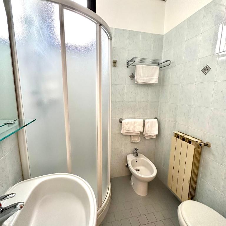 Hotel Metropole - Standard Double or Twin Room with side Sea View - 7