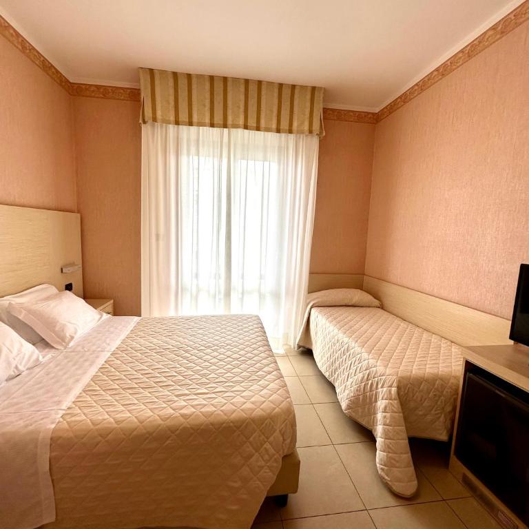Hotel Metropole - Standard Triple Room with side Sea View - 4