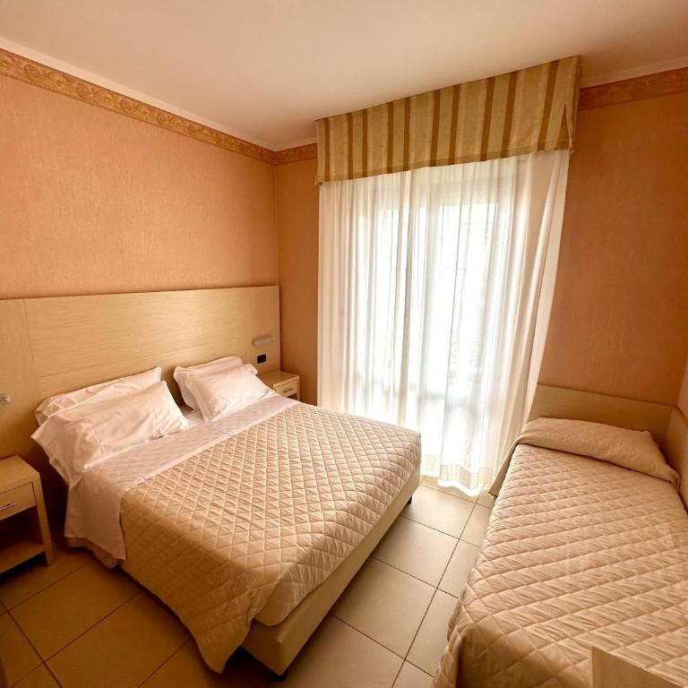 Hotel Metropole - Standard Triple Room with side Sea View - 3