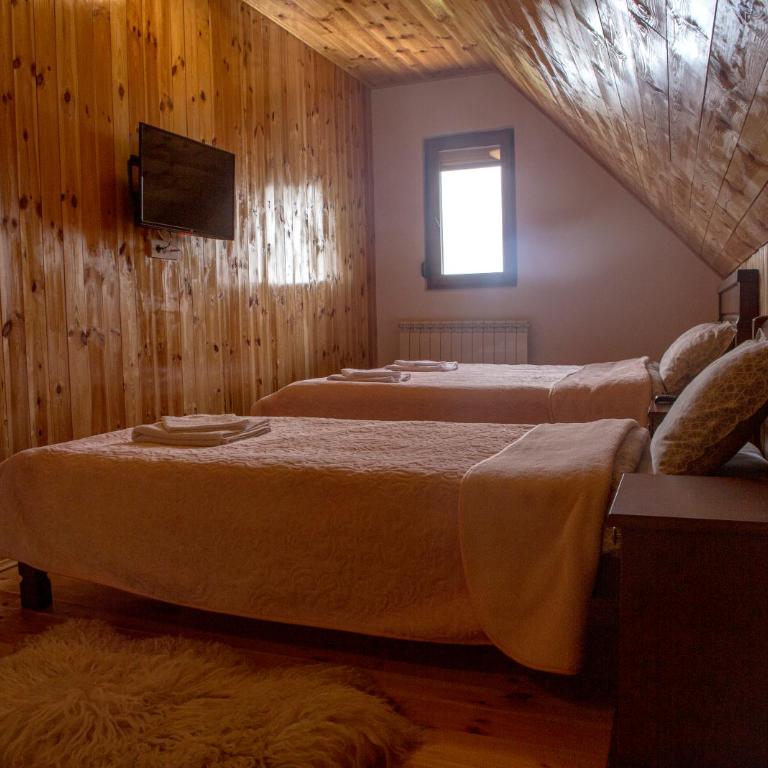 Villa Das Zabljak - Basic Triple Room with Shared Bathroom - 2