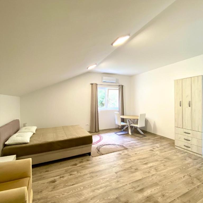 Orahovac Family Bay - Studio with Mountain View - 1