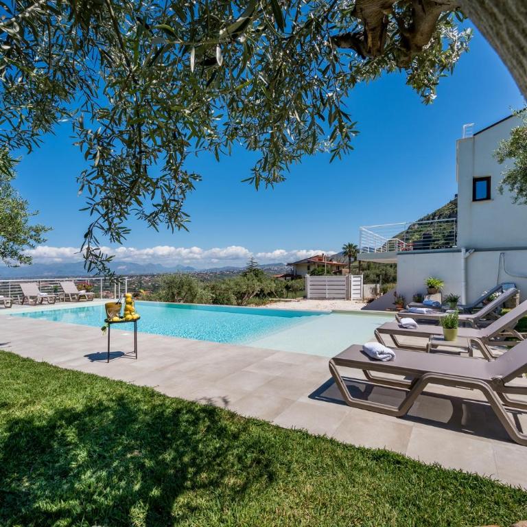 Villa Maria con piscina e vista mare - Camera Deluxe (2 Adulti + 1 Bambino) - 23
