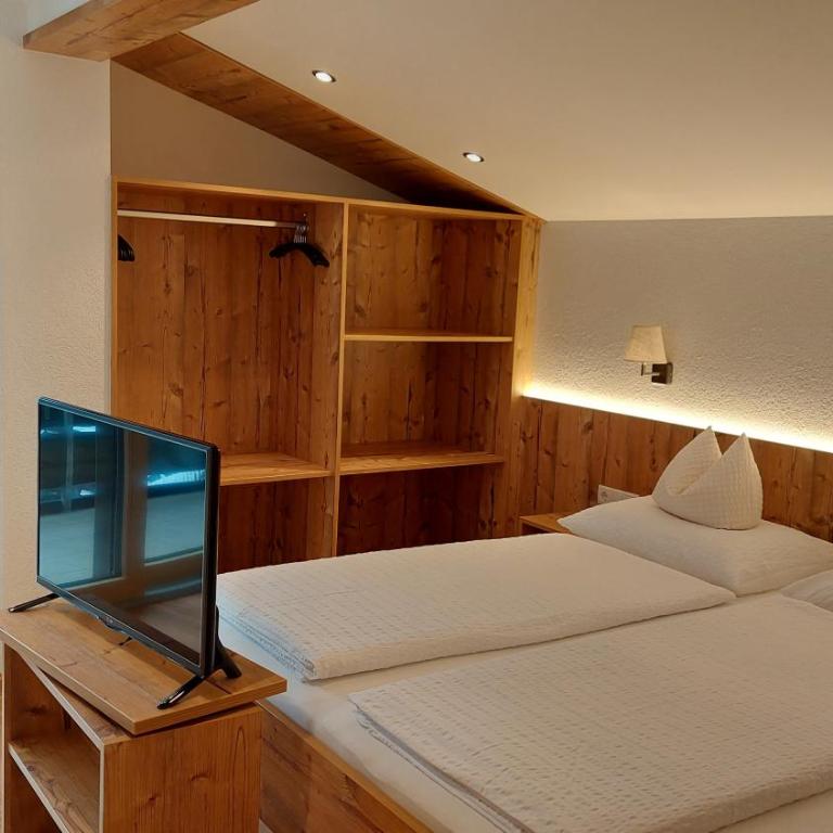 Alpenpension Maderer - Doppelzimmer mit Balkon - 12