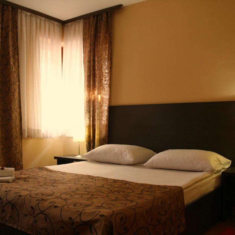 Hotel Divan - Standardna Dvokrevetna Soba sa Bračnim Krevetom/Zasebnim Krevetima - 13