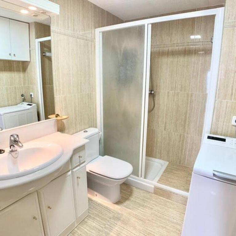 Les Pieds dans l'eau, La tête dans les nuages, Roses - Two-Bedroom Apartment - 8
