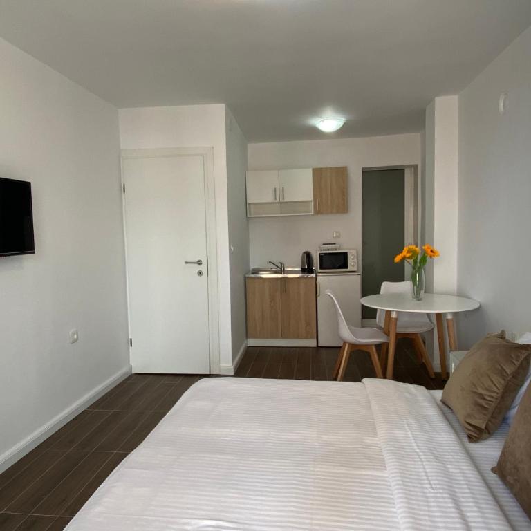 Veselinka Apartments & Rooms - Studio Apartment with Sea View - 1