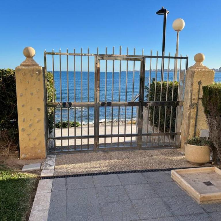 Residencial salida directa al mar. Grandes vistas - Three-Bedroom Apartment - 7