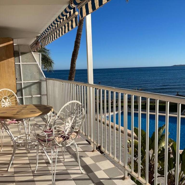 Residencial salida directa al mar. Grandes vistas - Three-Bedroom Apartment - 32